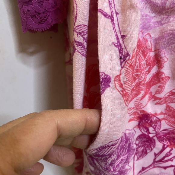 Rhonda Shear Pink Floral Women's Robe - Picture 5 of 6